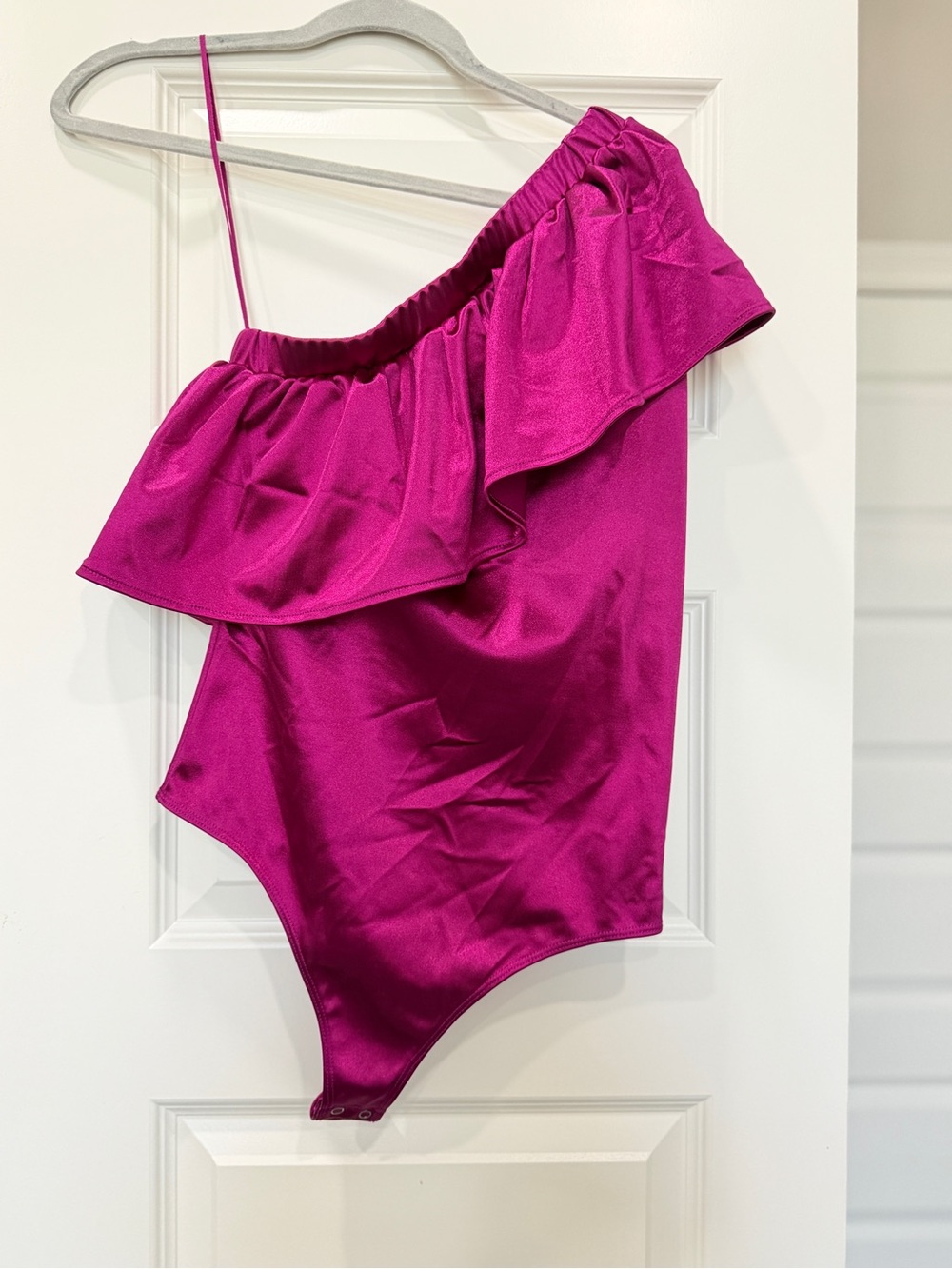 Express Satin One-Shoulder Ruffle Bodysuit in Magenta